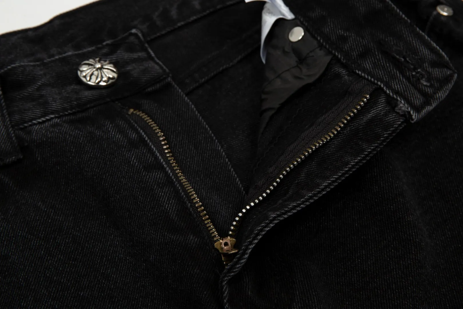 KE921#P180 The only correct leather label version on the market Chrome Hearts CH Cross embroidery distressed jeans Top ceiling quality 100% correct version The correct version is here!  Believe me this must be the best quality you will ever come across! ! Excellent value for money! !  Styles with different washes and textures are very friendly to people with thin legs and thick legs. The straight version is very flattering to the shape of the legs. The moderate length is timeless and easy to match. It is the basis of various styles and a must-have in the wardrobe! ! Add a little stacking to easily control the clean fit trend that has exploded this year. The fabric is stiff but also makes the upper body soft without losing texture. The sides and cuffs of some styles have a bone-wash effect. The vintage flavor pops up all at once. It’s really hard not to love it! ✅Correctly customize the Croxin metal leather label on the back panel. It is not sold directly with the cross on the finished jeans. 1:1 copying strives for excellence and the details are perfectly grasped. ✅The cross leather label is clear and smooth. Exquisite turning top craftsmanship. ✅Buttons, zippers and hardware are all customized versions of the Croxin LOGO. ✅High-cost washing process. Size: 28 30 32 34 36 (5 sizes)